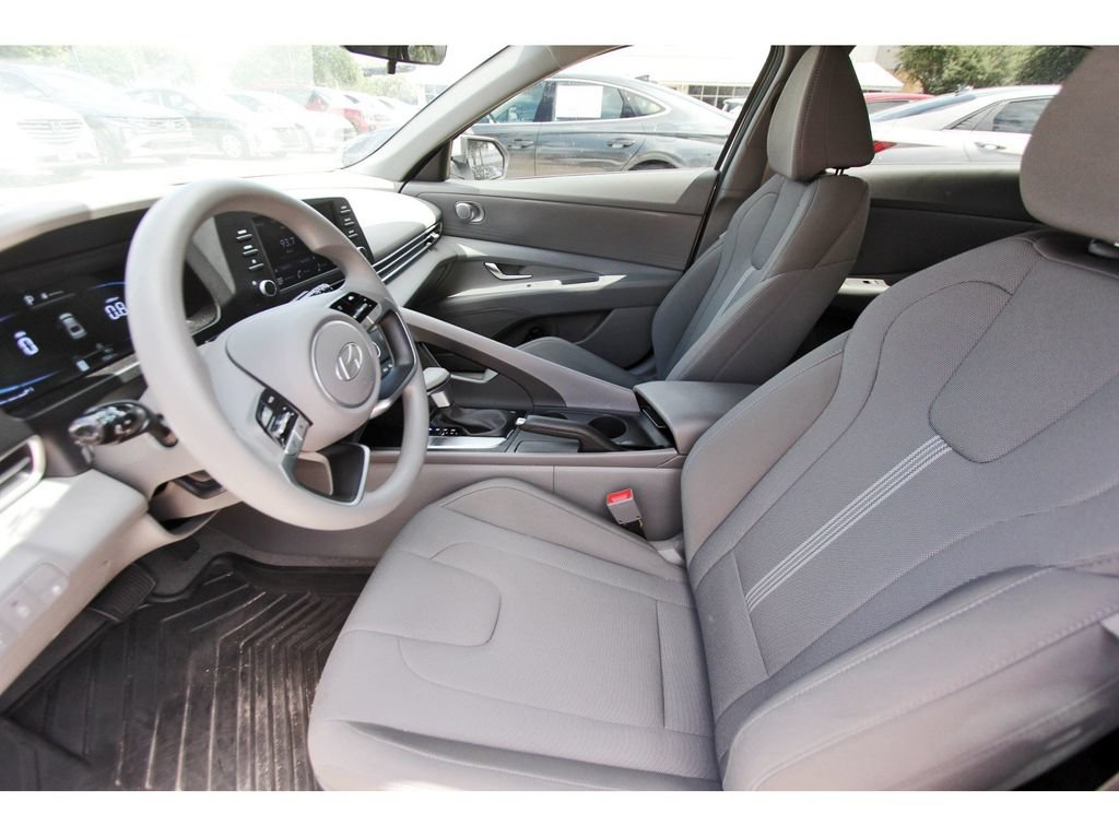 Used 2025 Hyundai Elantra SE FWD image 15