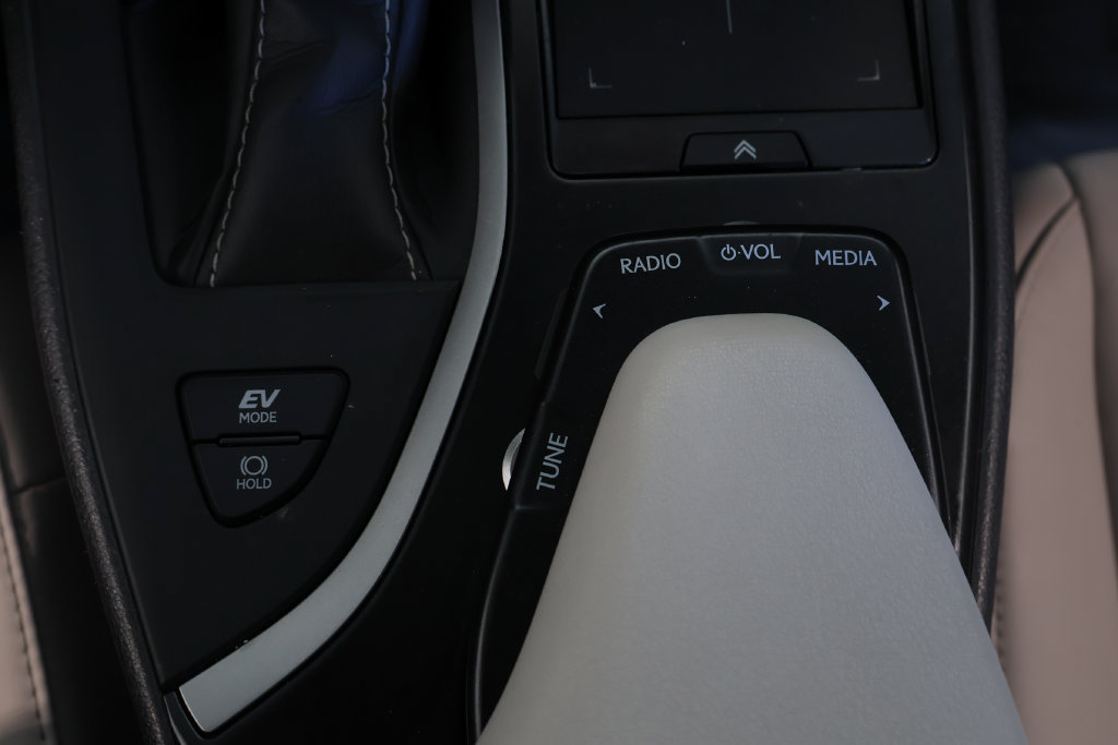 Used 2021 Lexus UX 250h w/ Accessory Package (Z1) AWD/4WD image 32