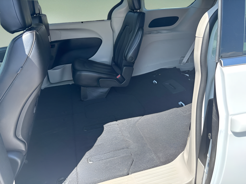 Used 2023 Chrysler Pacifica Touring-L FWD image 11
