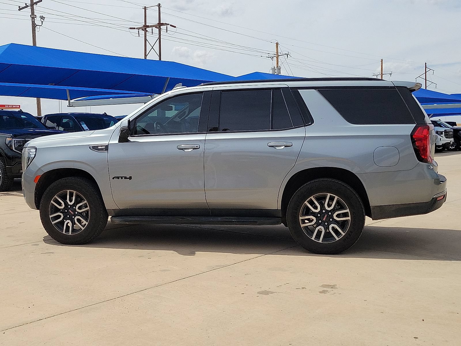 Used 2024 GMC Yukon AT4 w/ Technology Package AWD/4WD image 2