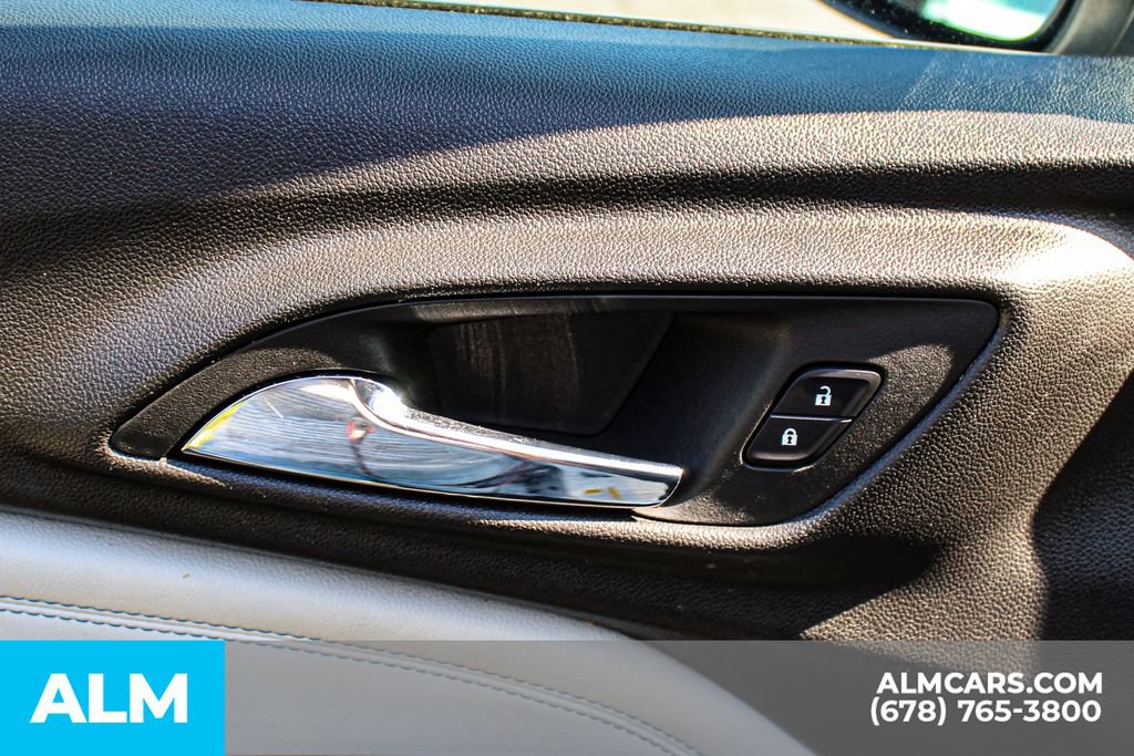 Used 2025 Chevrolet Trax LT FWD image 34