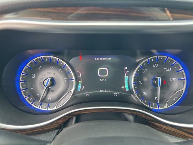 Used 2021 Chrysler Pacifica Limited w/ Uconnect Theater Family Group image 18