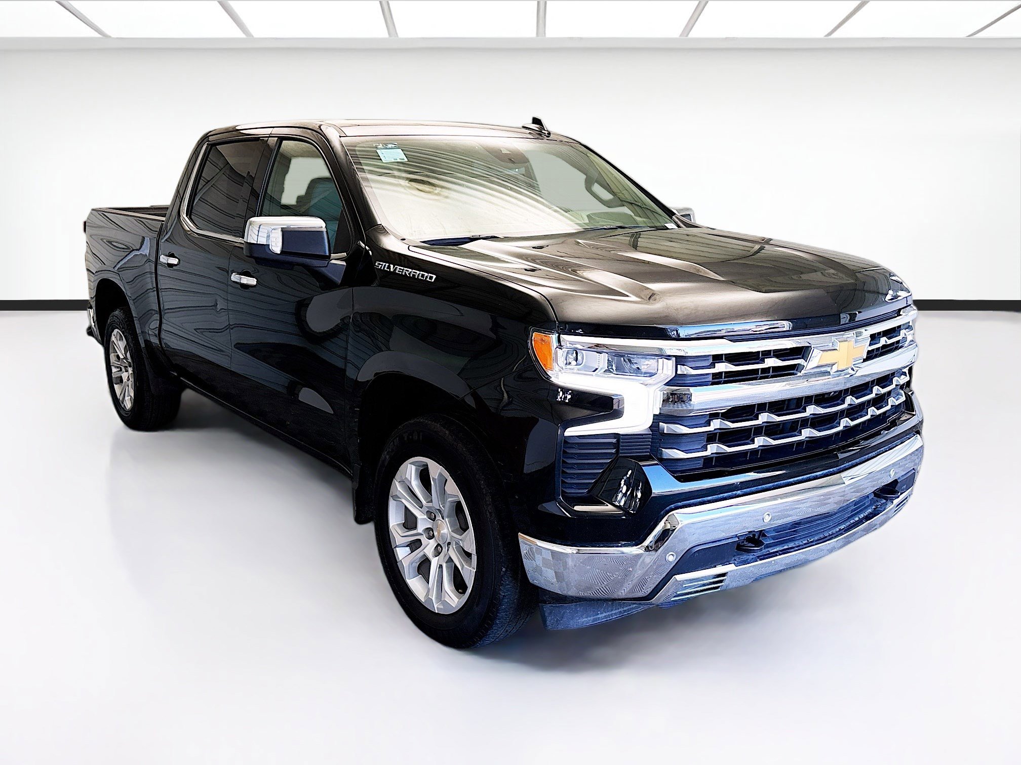 Used 2023 Chevrolet Silverado 1500 LTZ AWD/4WD image 3