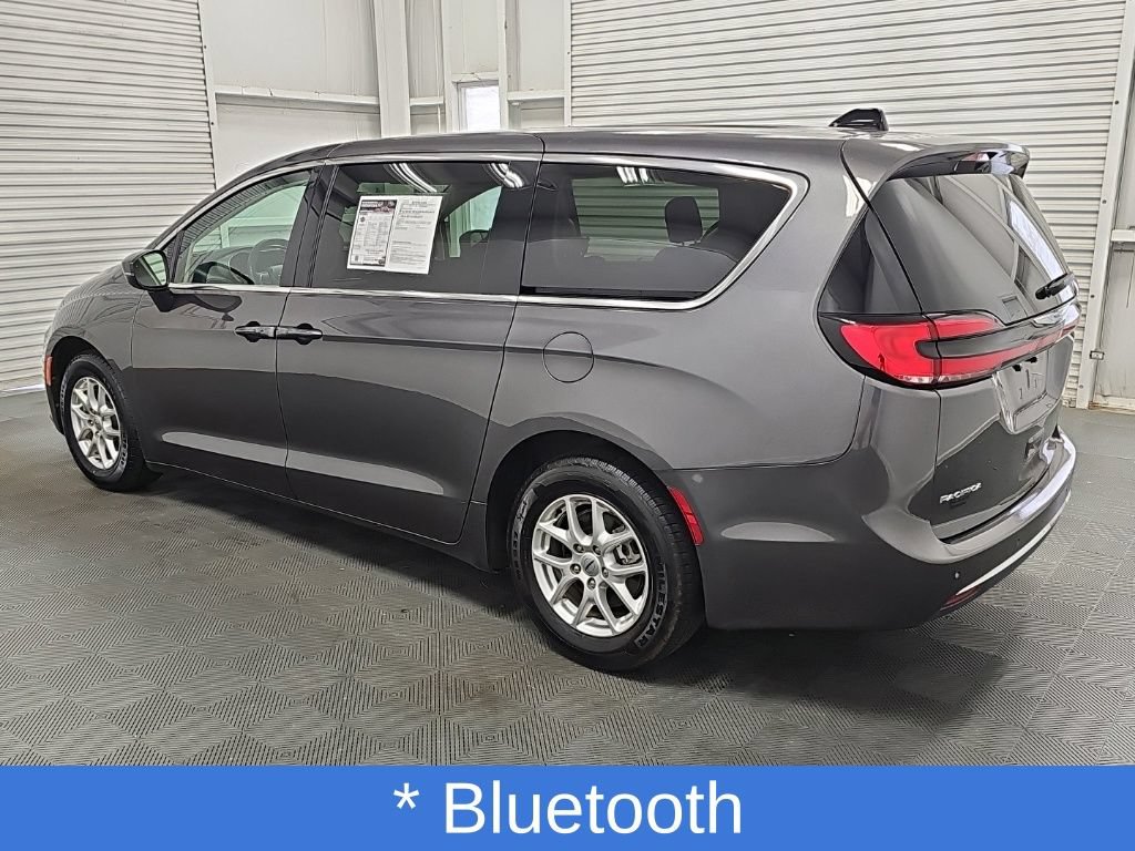 Used 2023 Chrysler Pacifica Touring-L FWD image 6