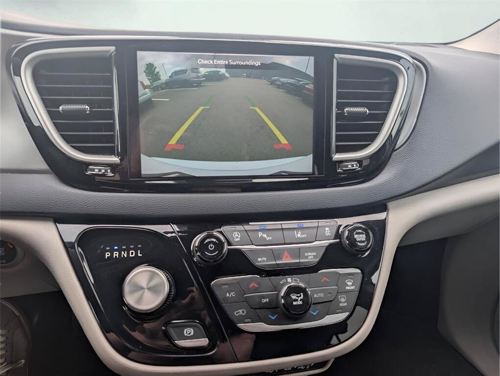 Used 2023 Chrysler Pacifica Touring-L FWD image 22