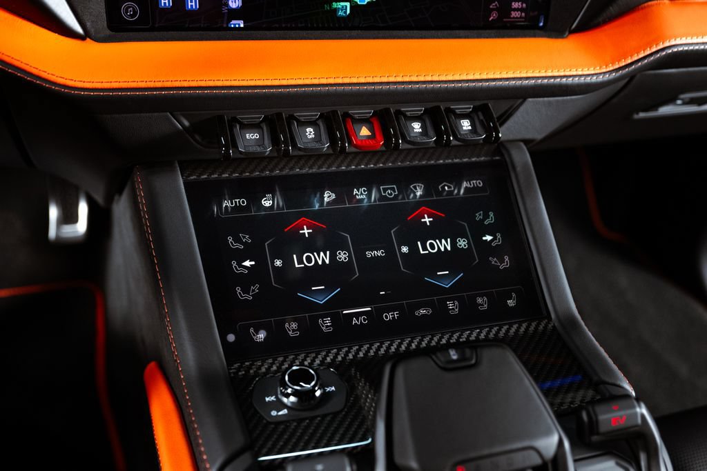 Used 2025 Lamborghini Urus SE AWD/4WD image 31