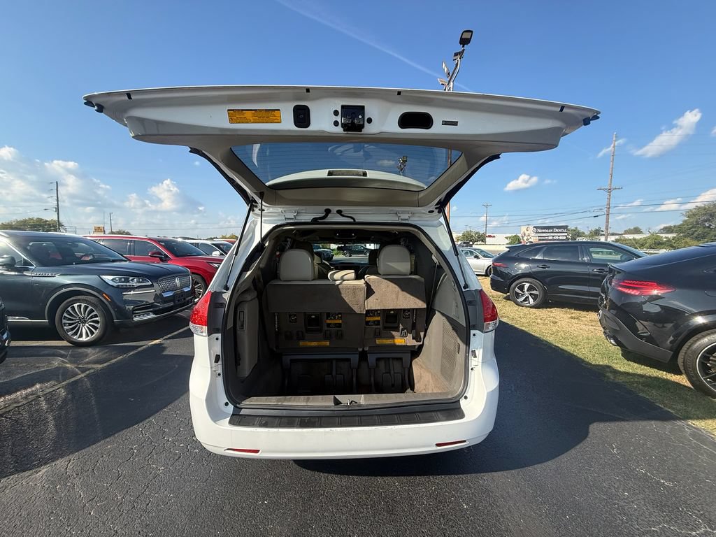 Used 2014 Toyota Sienna XLE FWD image 5