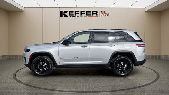New 2025 Jeep Grand Cherokee Altitude image 2
