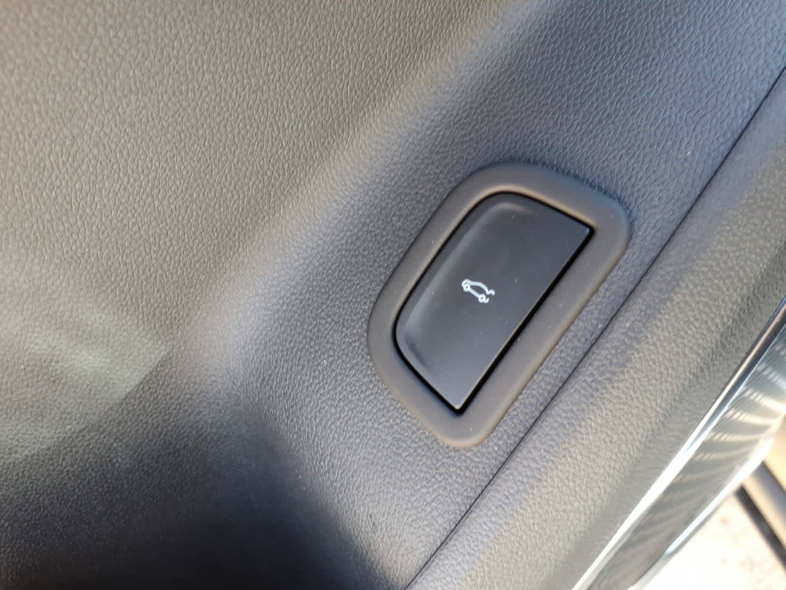 Certified 2025 GMC Acadia Elevation w/ Elevation Premium Package FWD image 6