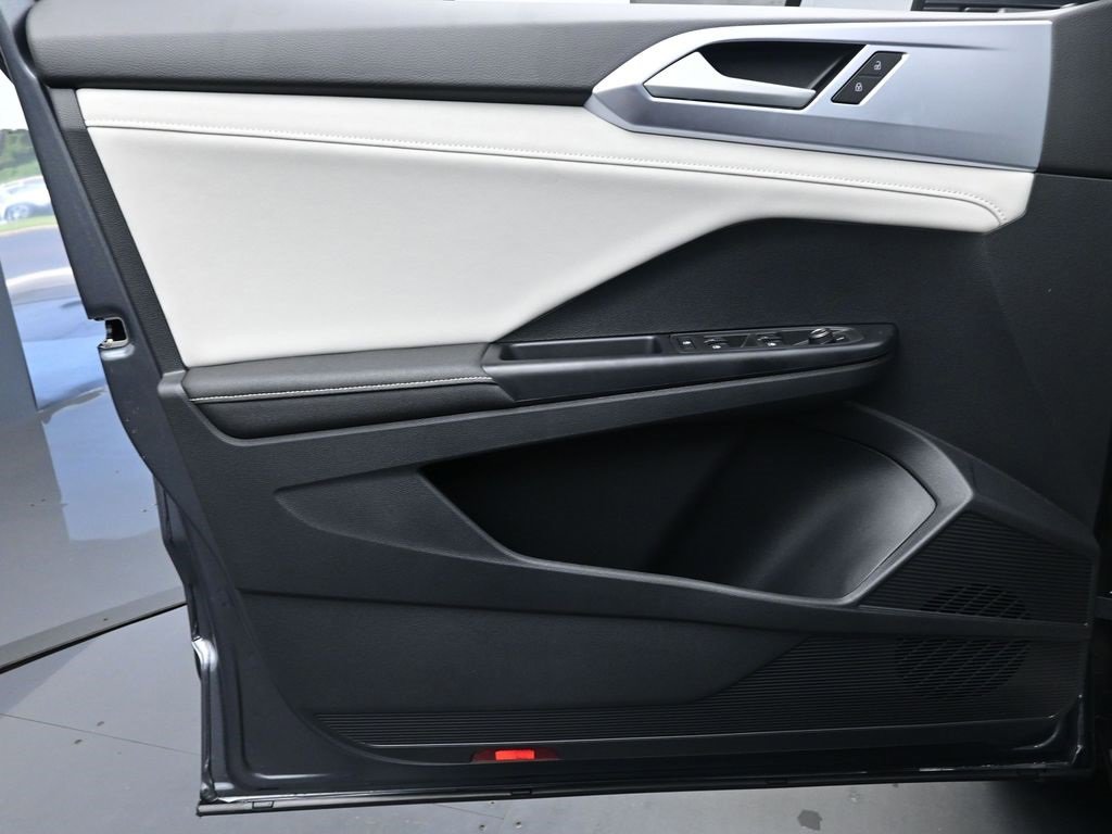 New 2025 Volkswagen Taos SE image 22