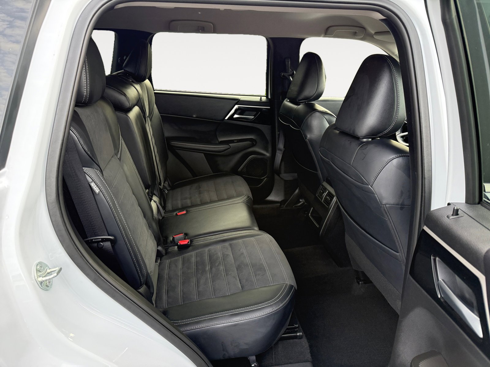 Used 2024 Mitsubishi Outlander SE image 18