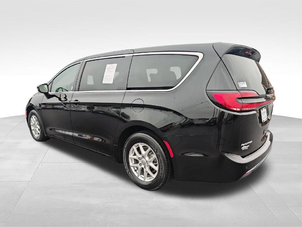 Used 2024 Chrysler Pacifica Touring-L FWD image 3