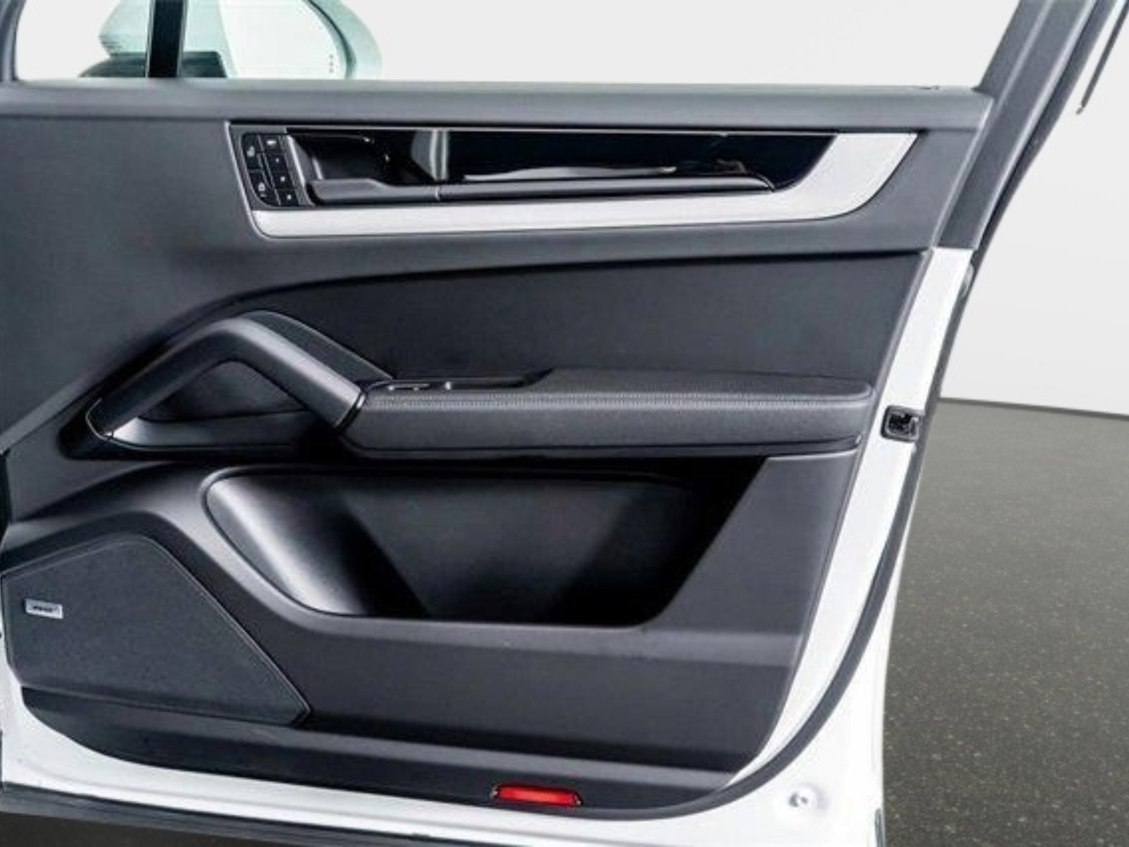 Used 2025 Porsche Cayenne image 39