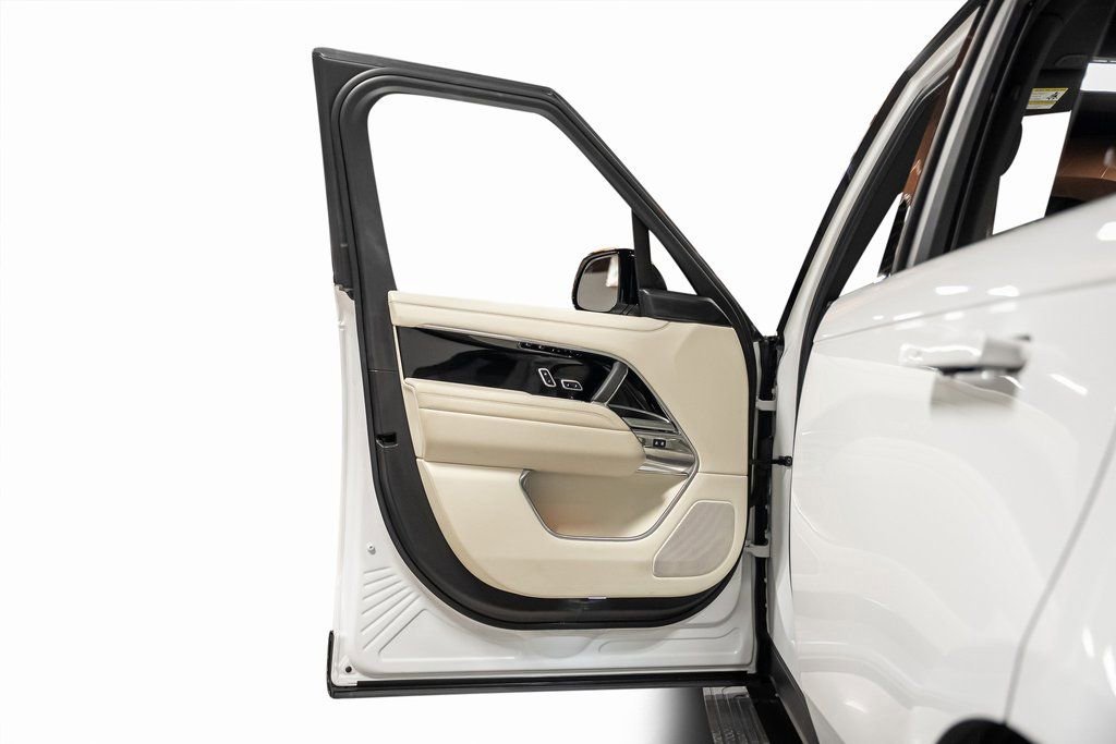 Used 2025 Land Rover Range Rover SE image 48