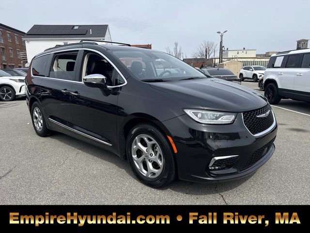 Used 2023 Chrysler Pacifica Limited image 2