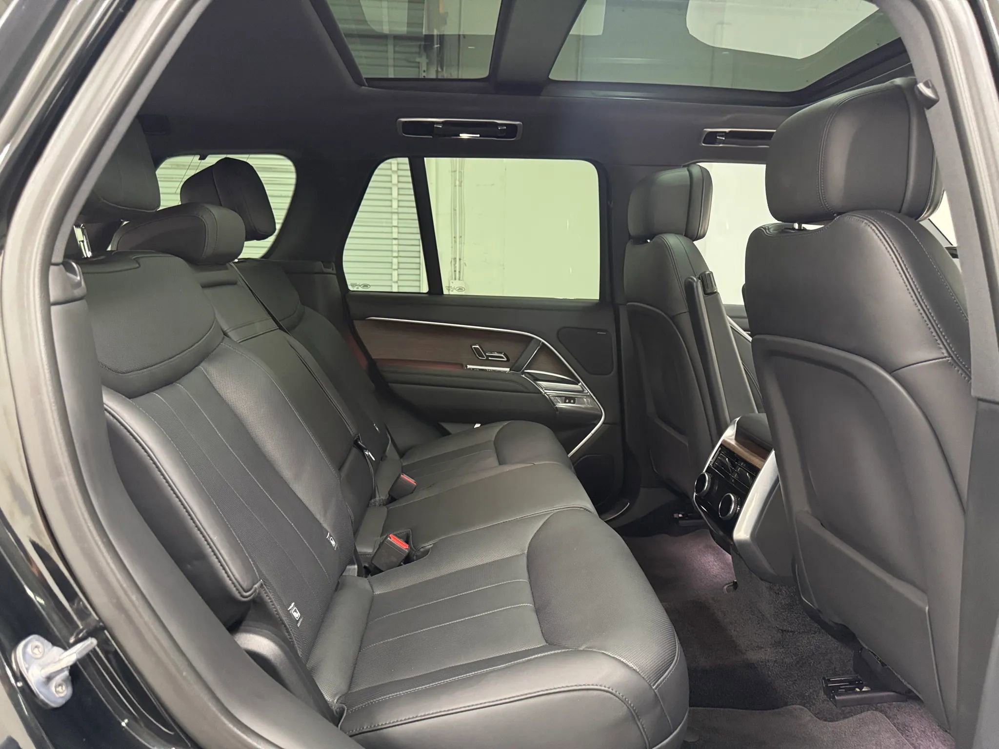Used 2023 Land Rover Range Rover SE image 12