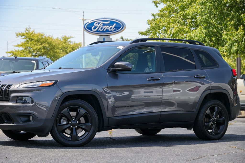 Used 2018 Jeep Cherokee Latitude w/ Altitude Package FWD image 14