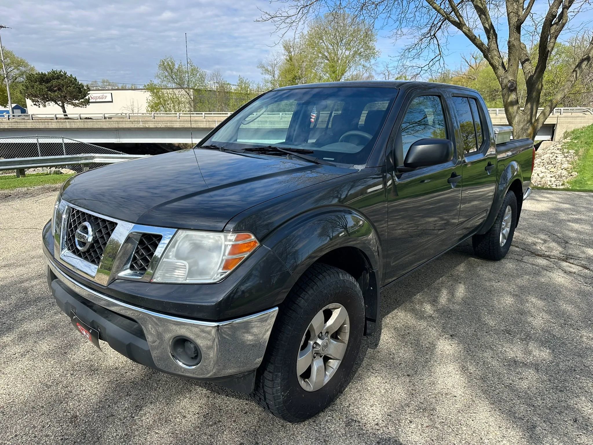 Used 2011 Nissan Frontier SV AWD/4WD image 2