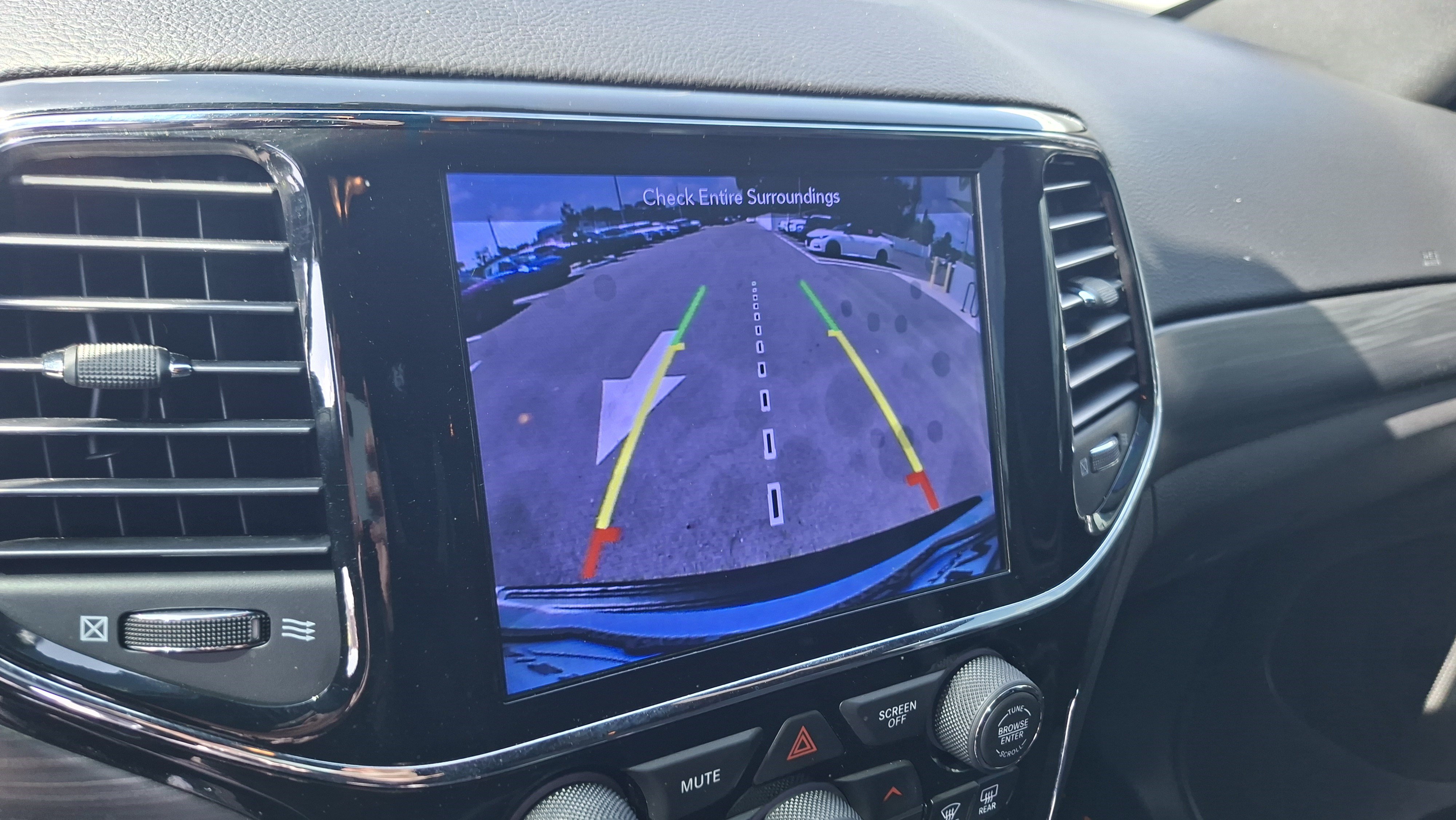 Used 2019 Jeep Grand Cherokee Laredo RWD image 13