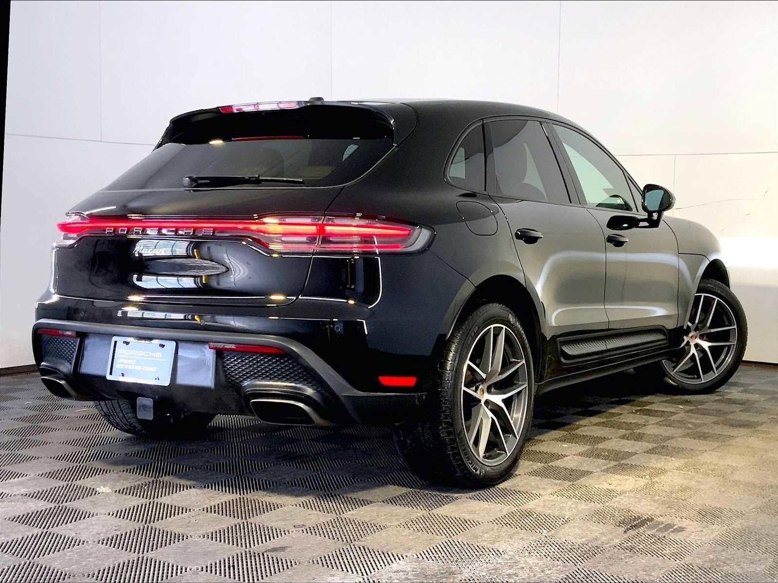 Certified 2023 Porsche Macan image 7