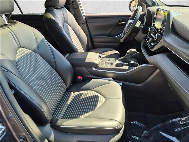 Used 2021 Toyota Highlander XSE FWD image 22