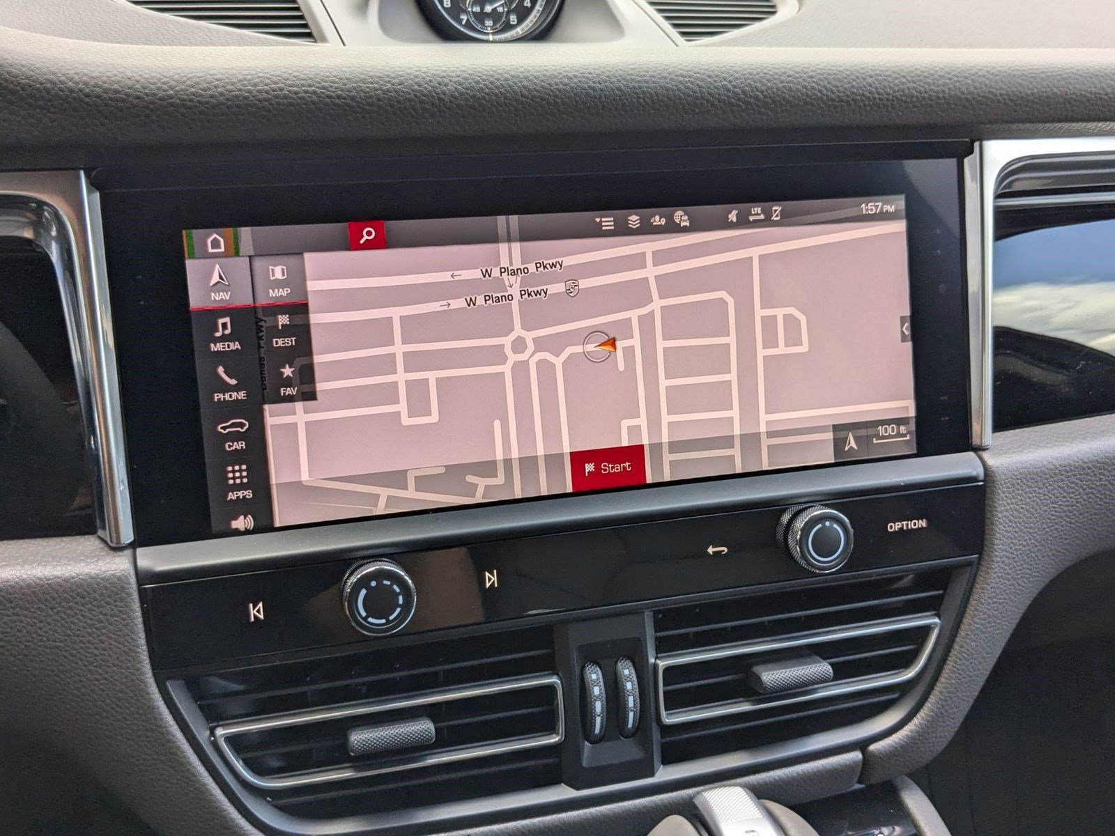 Certified 2025 Porsche Macan image 17