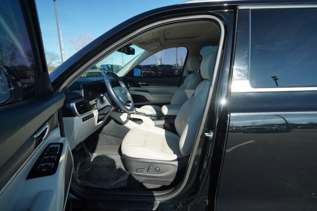Used 2024 Kia Telluride EX w/ EX Captain's Chair Package image 13