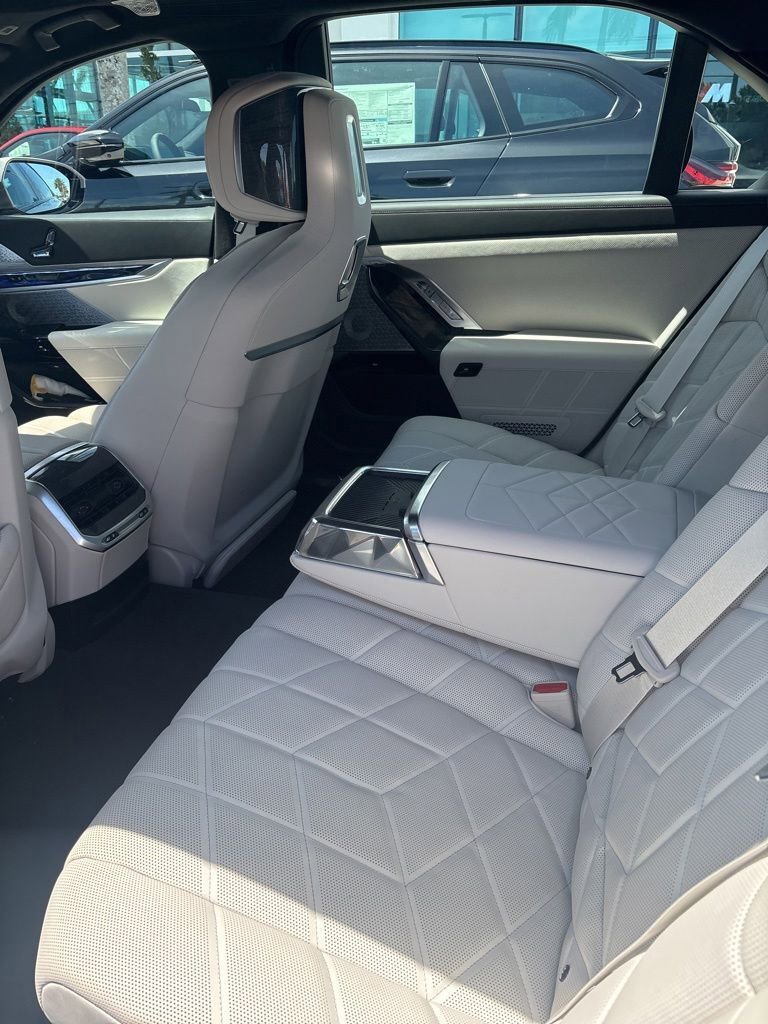 Used 2023 BMW i7 xDrive60 AWD/4WD image 6