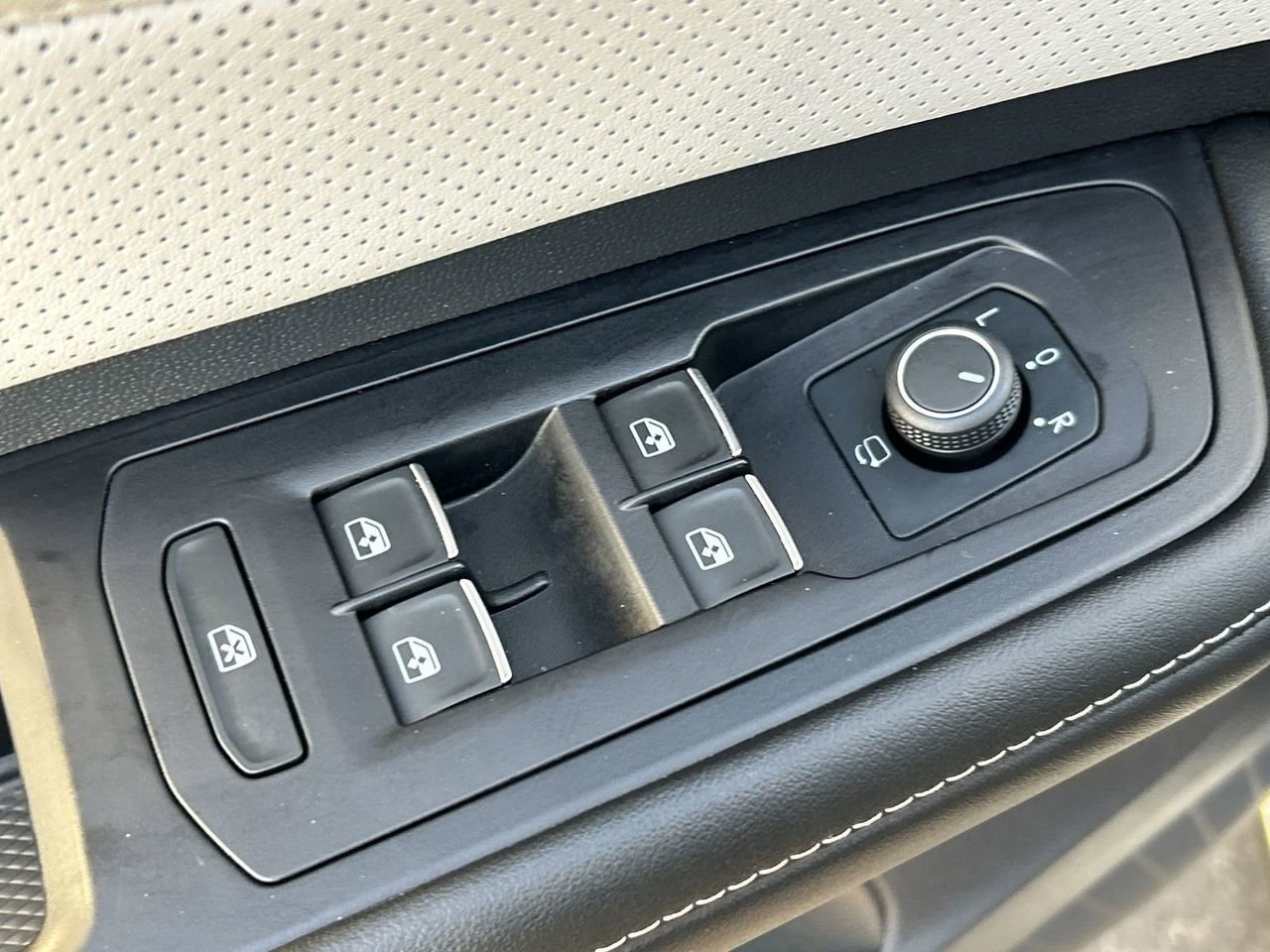 Certified 2024 Volkswagen Atlas Cross Sport SEL Premium R-Line AWD/4WD image 18