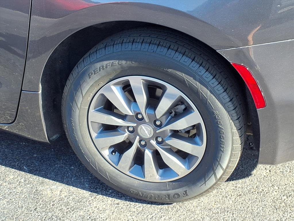 Used 2020 Chrysler Pacifica Touring-L Plus image 26