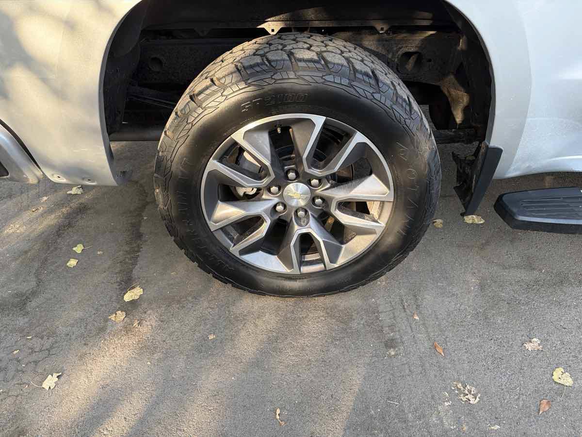 Used 2021 Chevrolet Silverado 1500 LT w/ Z71 Off-Road Package AWD/4WD image 9