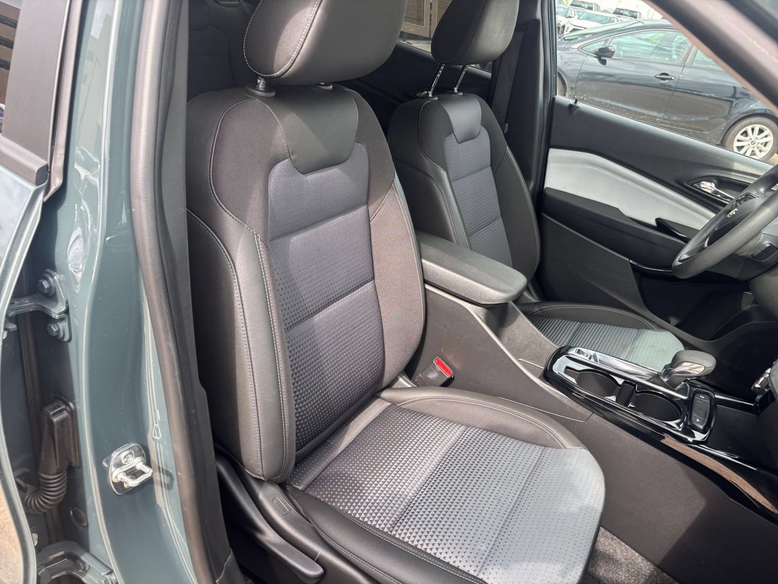 Used 2025 Chevrolet Trax LT FWD image 35