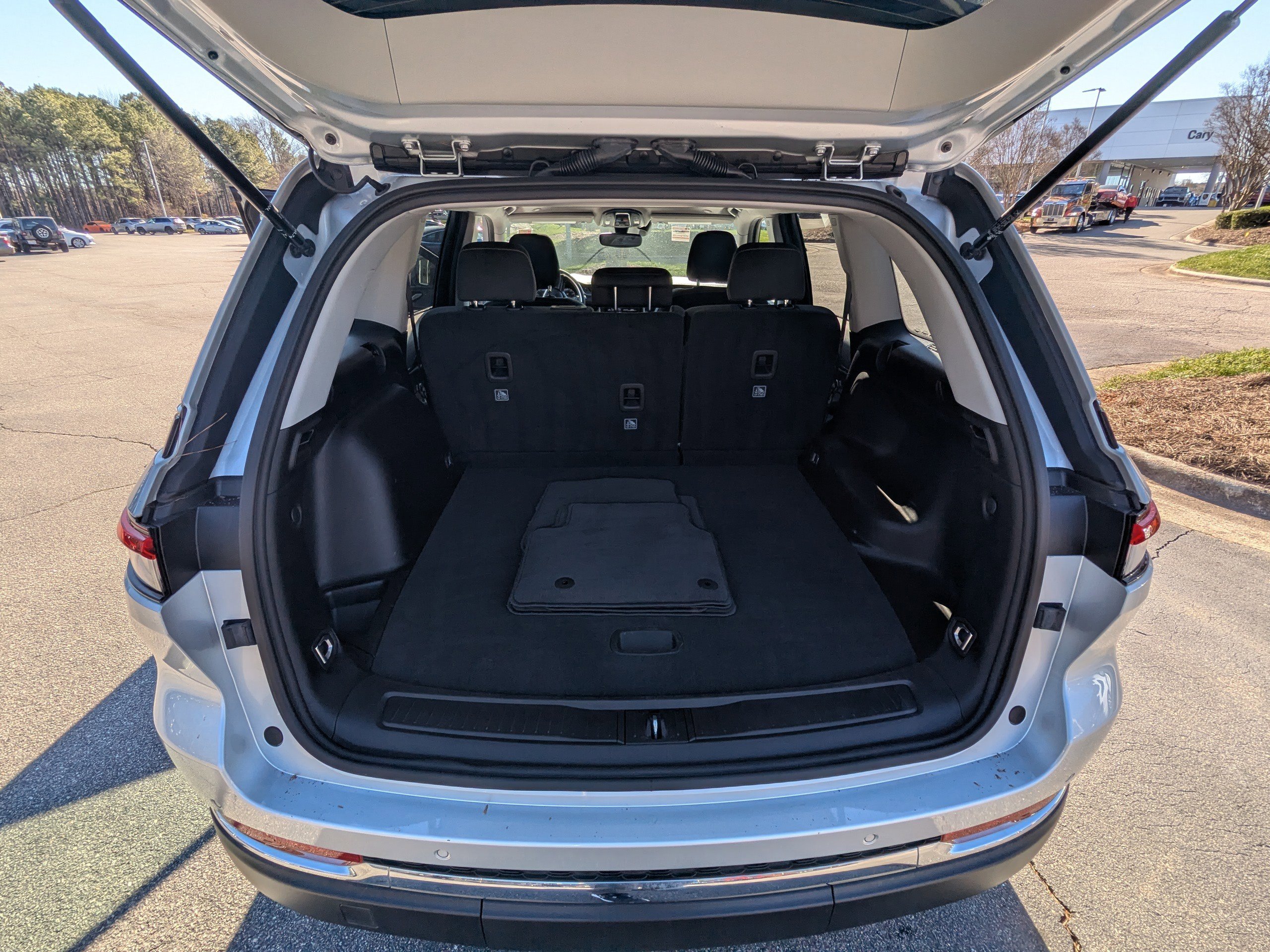 Certified 2023 Jeep Grand Cherokee Laredo X image 14