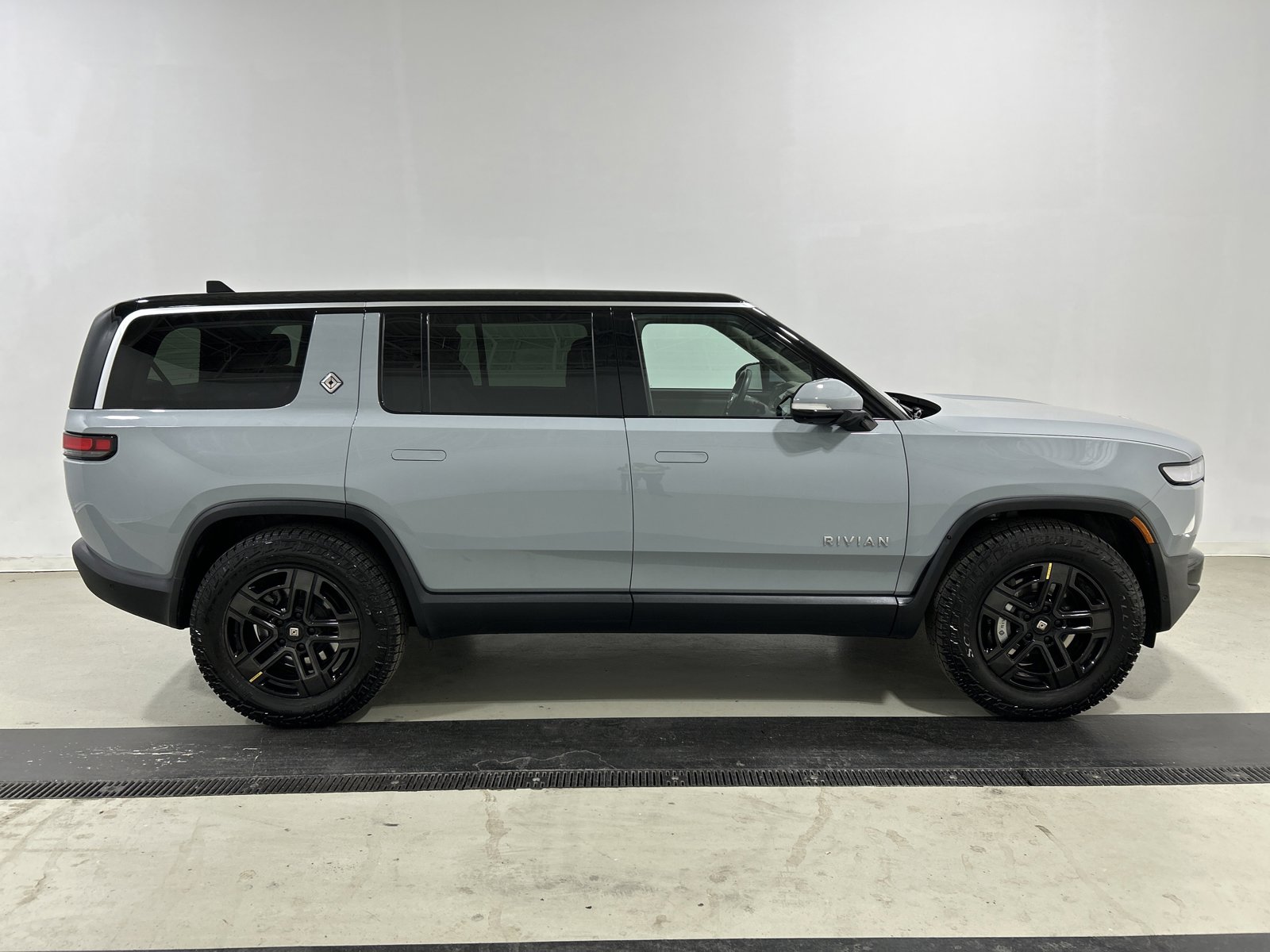 Used 2023 Rivian R1S Adventure image 6