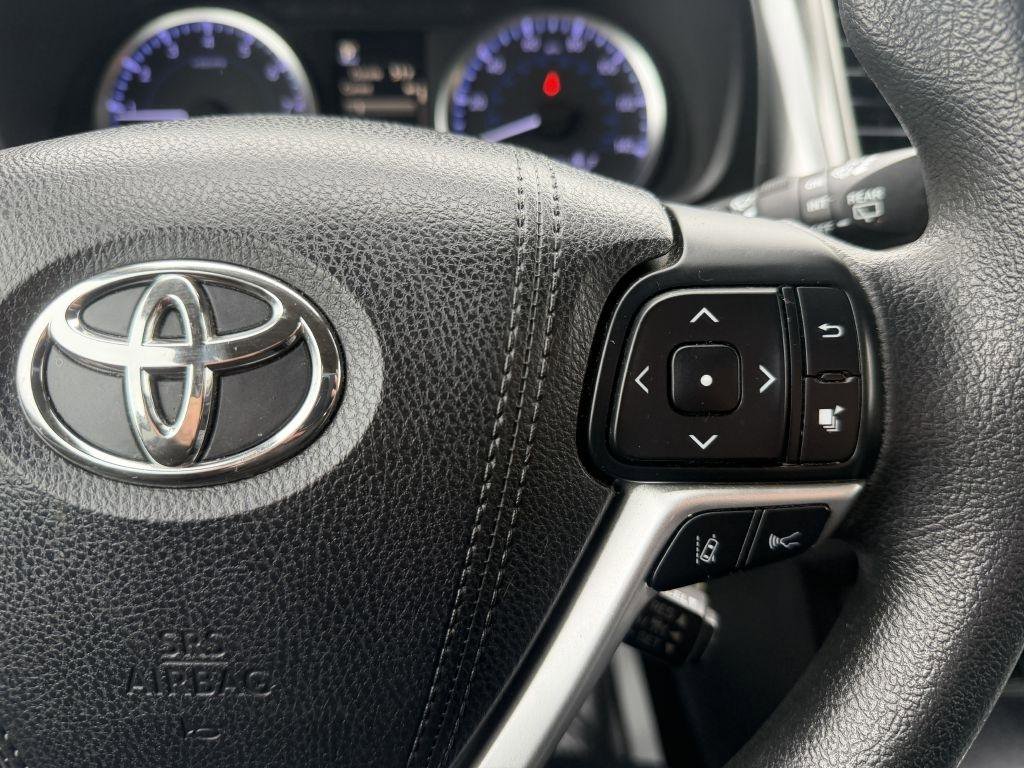 Used 2018 Toyota Highlander LE AWD/4WD image 14