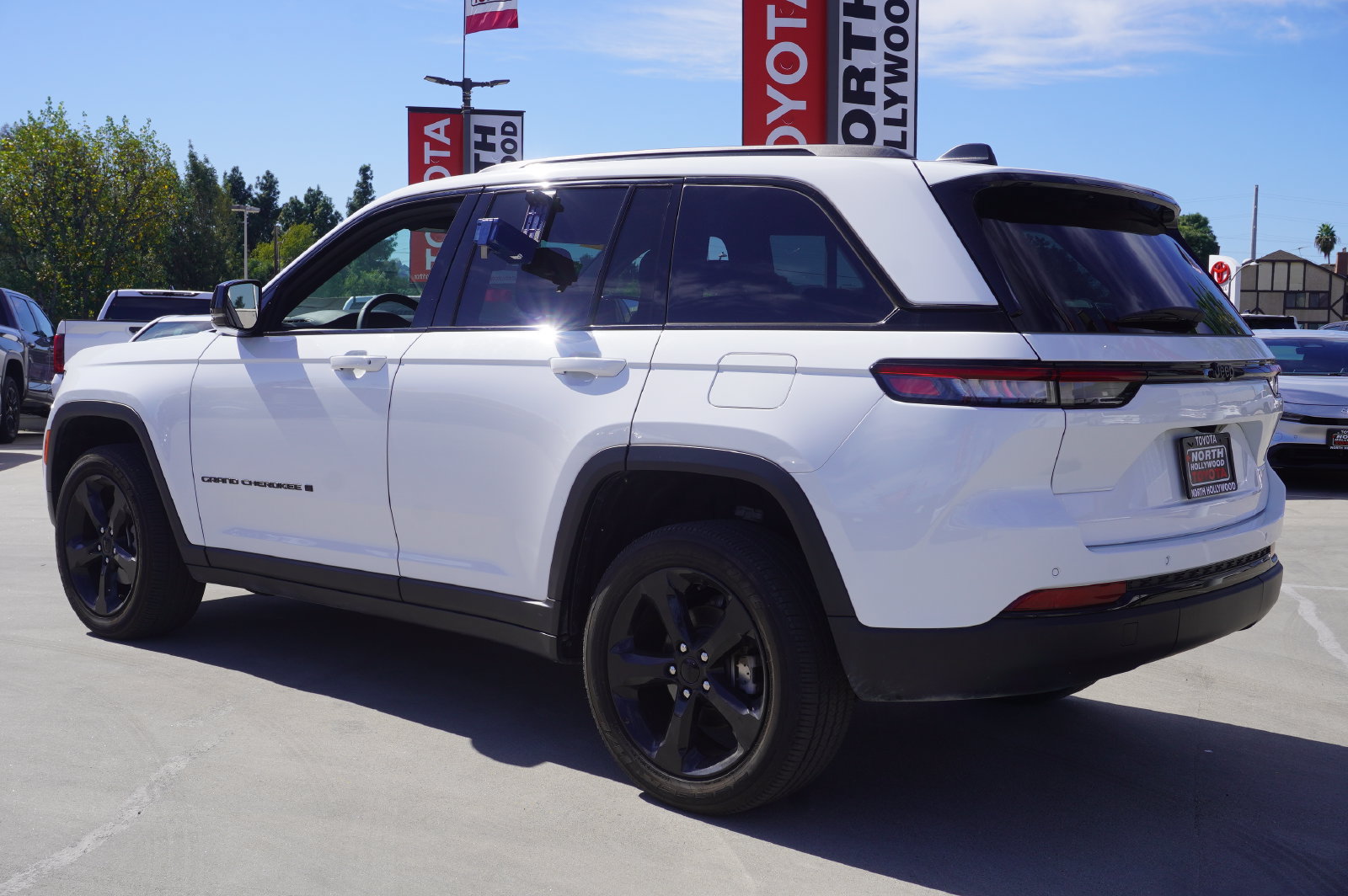 Used 2023 Jeep Grand Cherokee Altitude RWD image 4