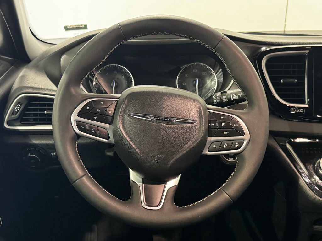 Used 2025 Chrysler Pacifica Select FWD image 4
