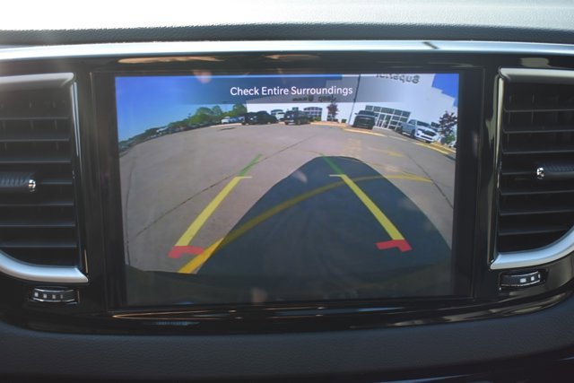 Used 2025 Chrysler Pacifica Select image 26