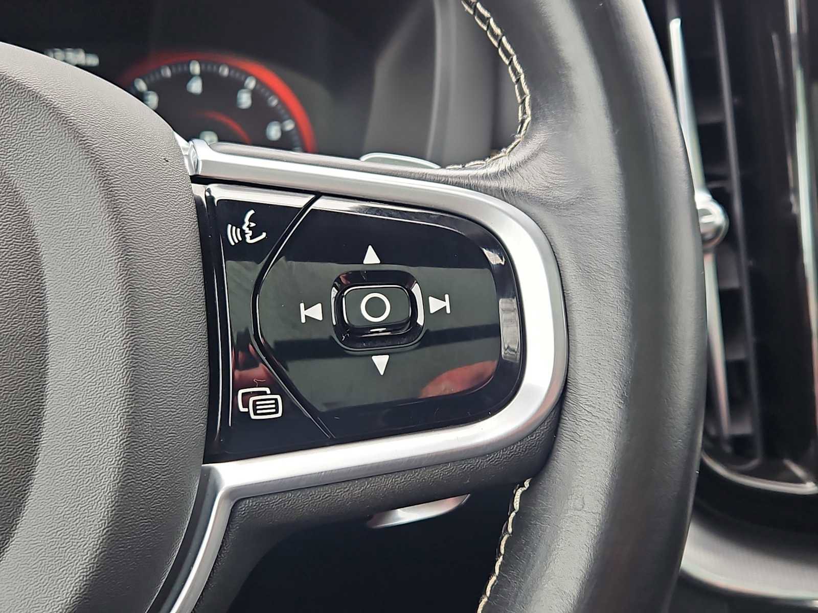 Used 2020 Volvo XC60 T6 R-Design w/ Protection Package Premier image 28