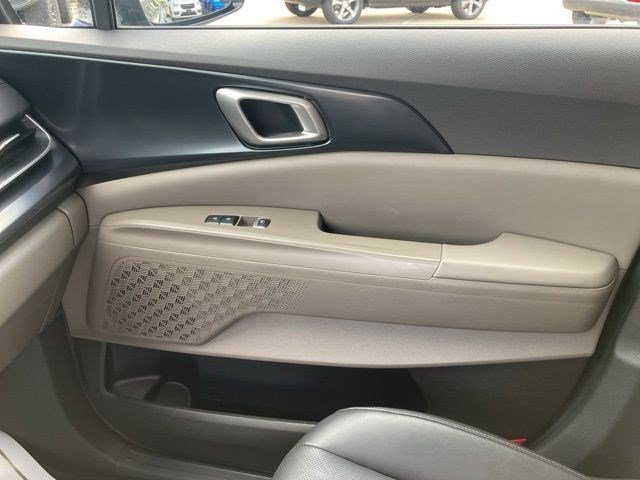 Used 2025 Kia Carnival FWD image 23