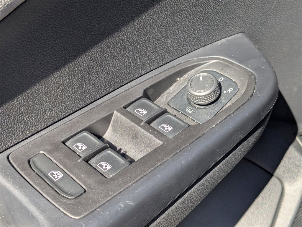 Used 2024 Volkswagen Taos SE image 15