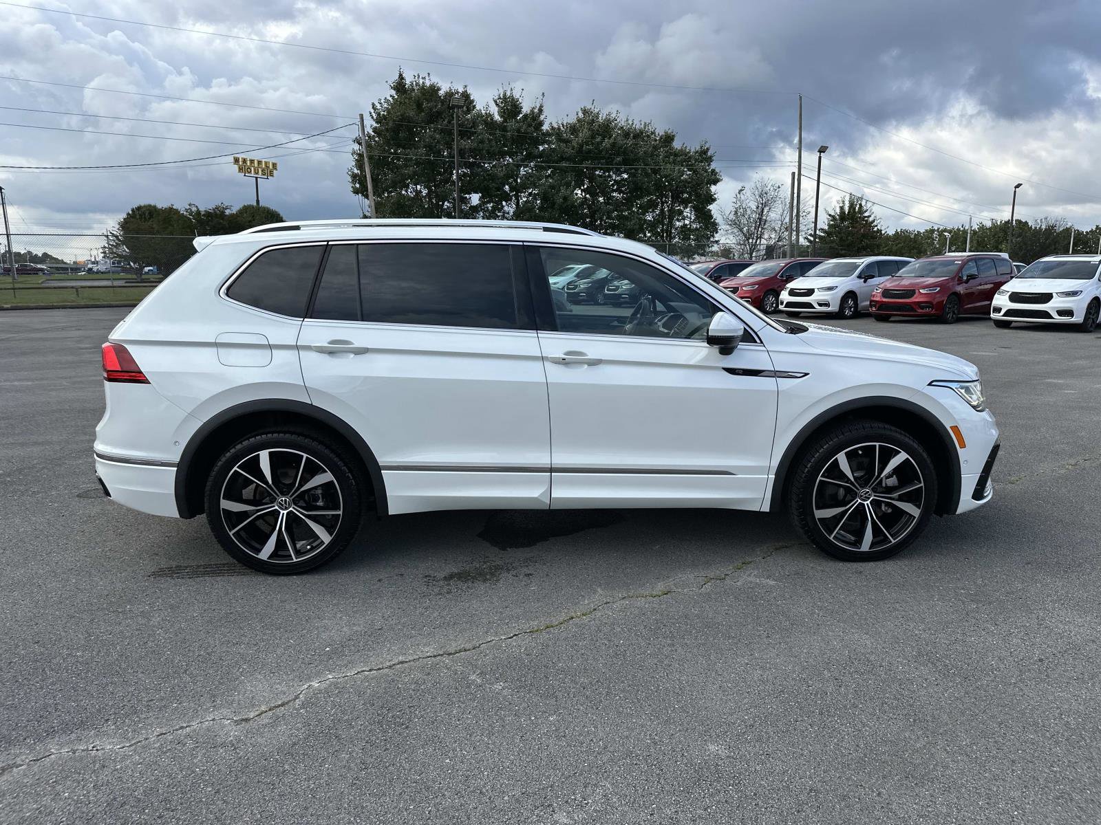 Used 2023 Volkswagen Tiguan SEL R-Line image 4