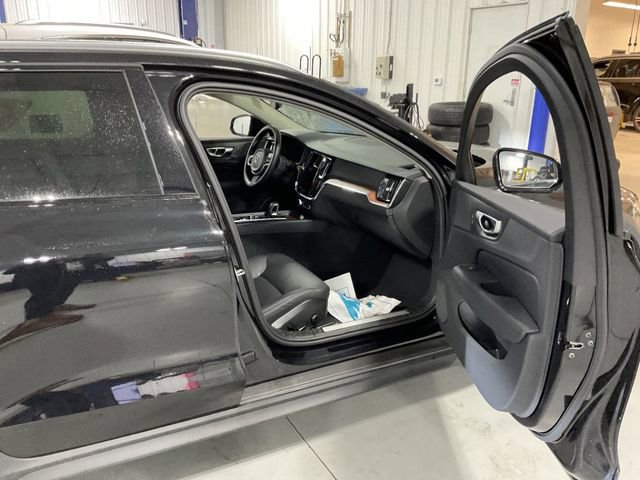 Used 2025 Volvo V60 B5 Cross Country Plus image 11