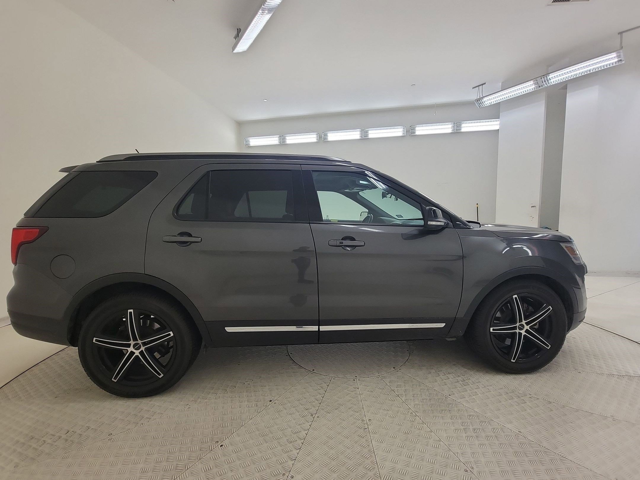 Used 2018 Ford Explorer XLT w/ Equipment Group 202A FWD image 6