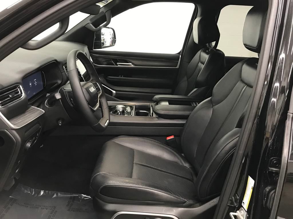 Used 2024 Jeep Wagoneer L Series II w/ Flexible Seating Group image 9