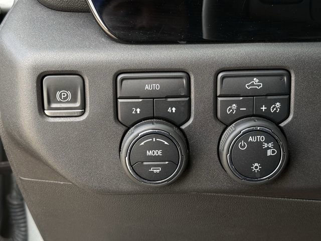 Used 2023 Chevrolet Silverado 1500 LT AWD/4WD image 25