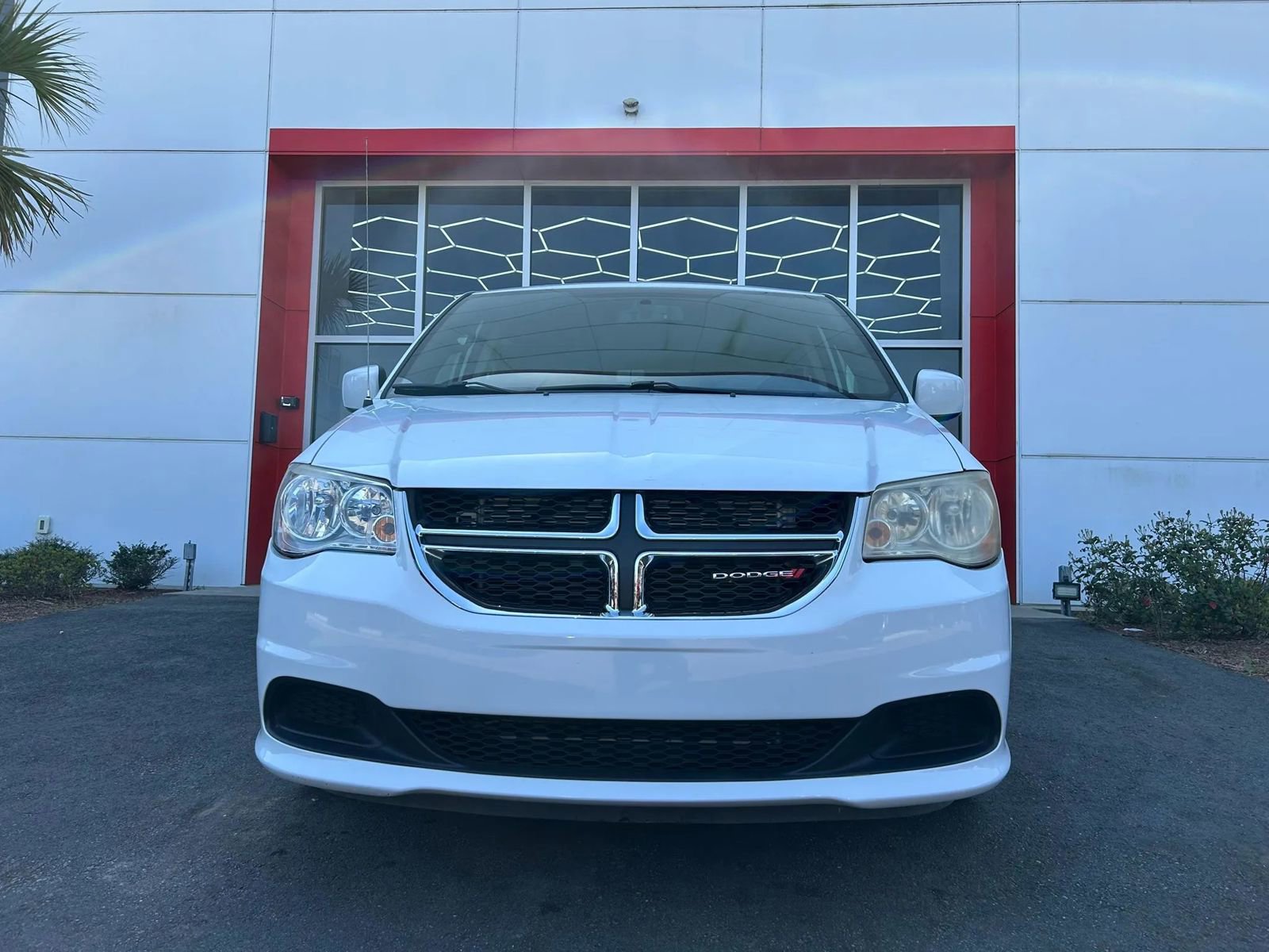 Used 2016 Dodge Grand Caravan SE image 2