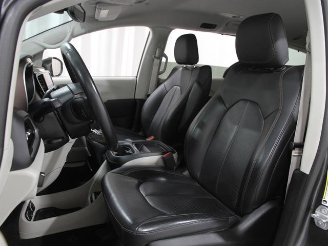 Used 2019 Chrysler Pacifica Touring-L w/ Advanced Safetytec Group image 5