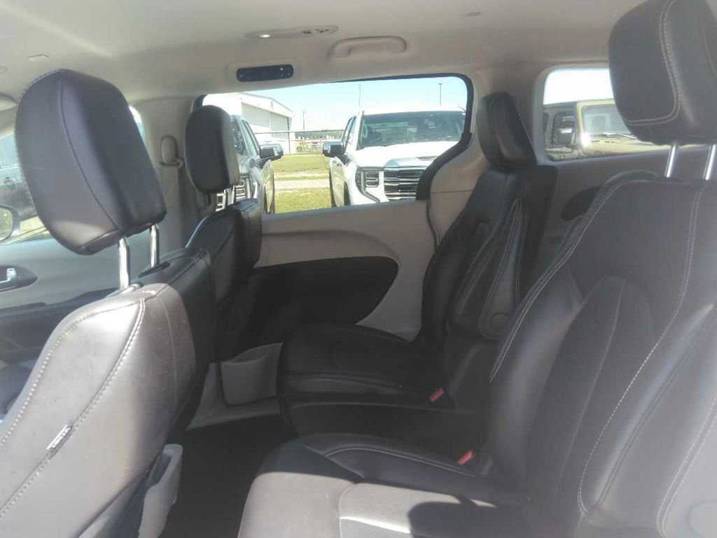 Used 2024 Chrysler Pacifica Limited FWD image 2