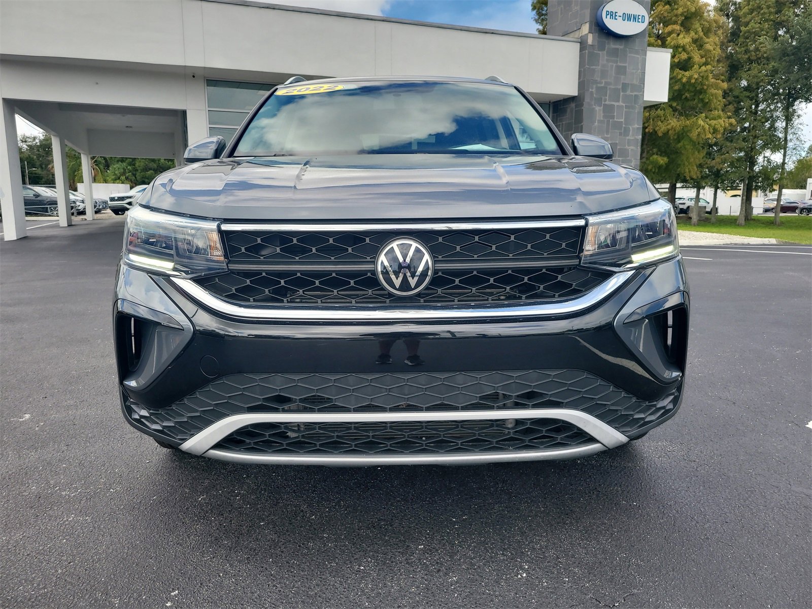 Used 2022 Volkswagen Taos SE image 2